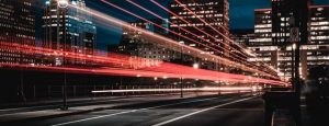 Une ville floue, suspendue dans le temps pour illustrer Quelle est votre qualité d'internet