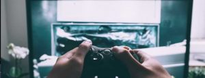 Avec une bonne vitesse internet pour gamer Quelqu'un joue à la Xbox pour se détendre sans interruption