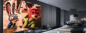 LG DVLED home cinéma : Un système de home cinéma avec un énorme écran de télévision s'étendant le long du mur