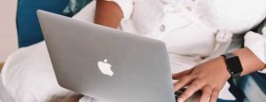 Comment avoir Internet pour pas cher : un homme avec un ordinateur sur les genoux
