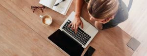 comment trouver le meilleur fournisseur internet : une femme cherchant sur son ordinateur portable
