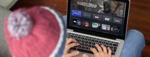 Un utilisateur se connectant à Disney Plus, un service de streaming populaire dont le forfait financé par la publicité pourrait changer l'ensemble du secteur.