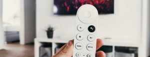 Une télécommande contrôlant une Smart TV, qui pourrait se situer d'un côté ou de l'autre du débat Fibe TV vs câble.