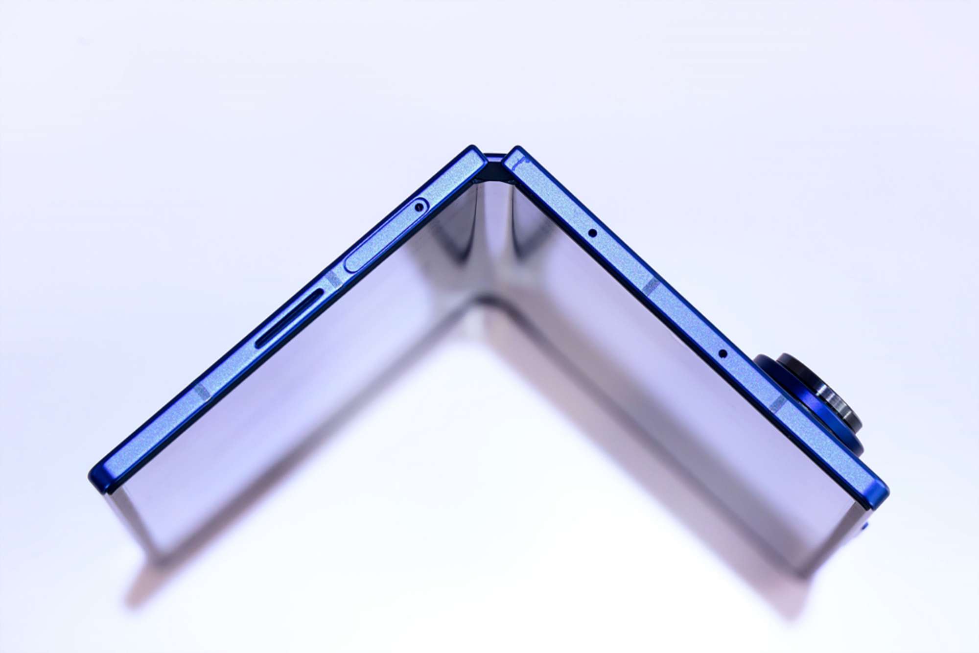 Gros plan sur la charnière d’un téléphone Samsung Galaxy Z Fold