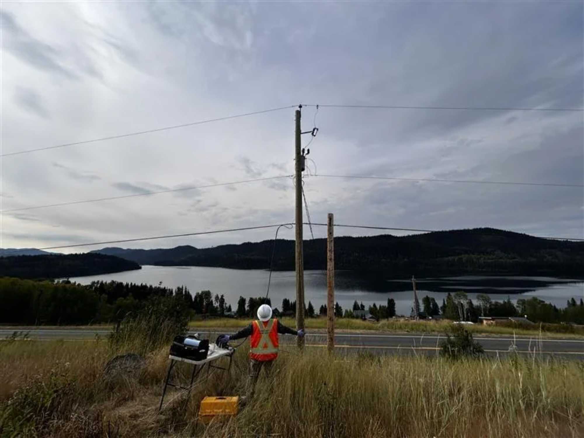 Chantier de déploiement de fibre Internet en région rurale en Colombie-Britannique
