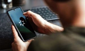 GrapheneOS affiché sur un téléphone Android tenu en main