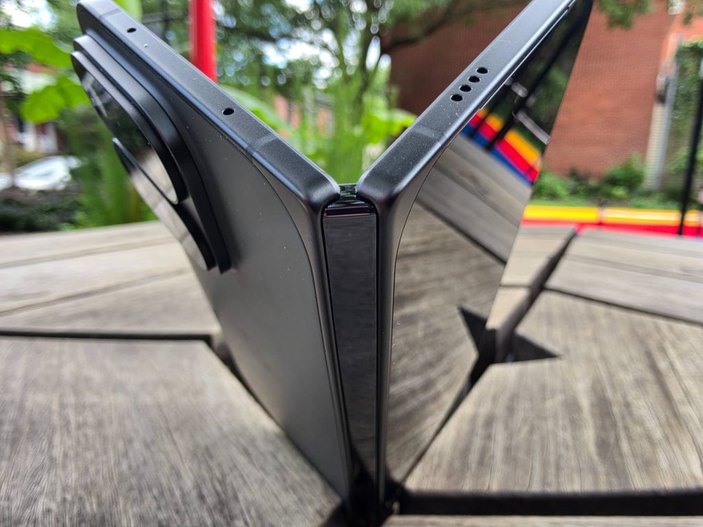 Gros plan sur la charnière et les finitions du Google Pixel 11 Pro Fold.