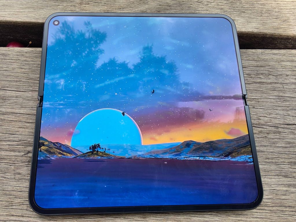Google Pixel 11 Pro Fold fermé et tenu en main avec l'écran extérieur éteint.