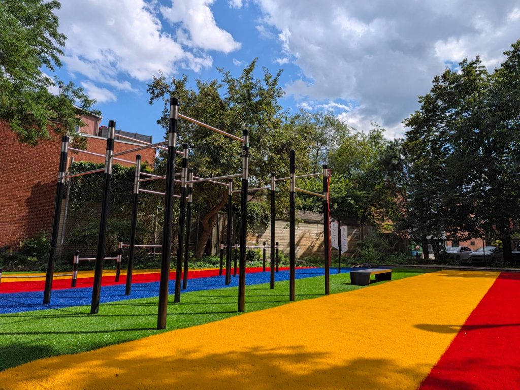 Aire d'entraînement extérieure colorée photographiée avec le Pixel 11 Pro Fold.