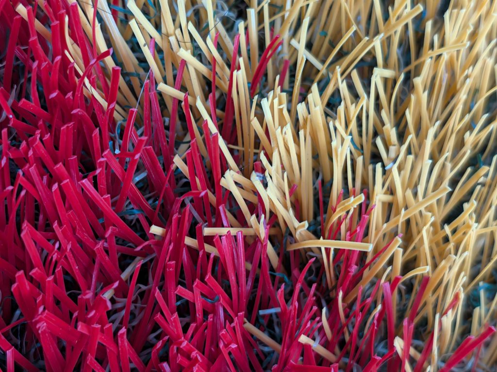 Fibres rouges et jaunes photographiées en mode macro avec le Pixel 11 Pro Fold.