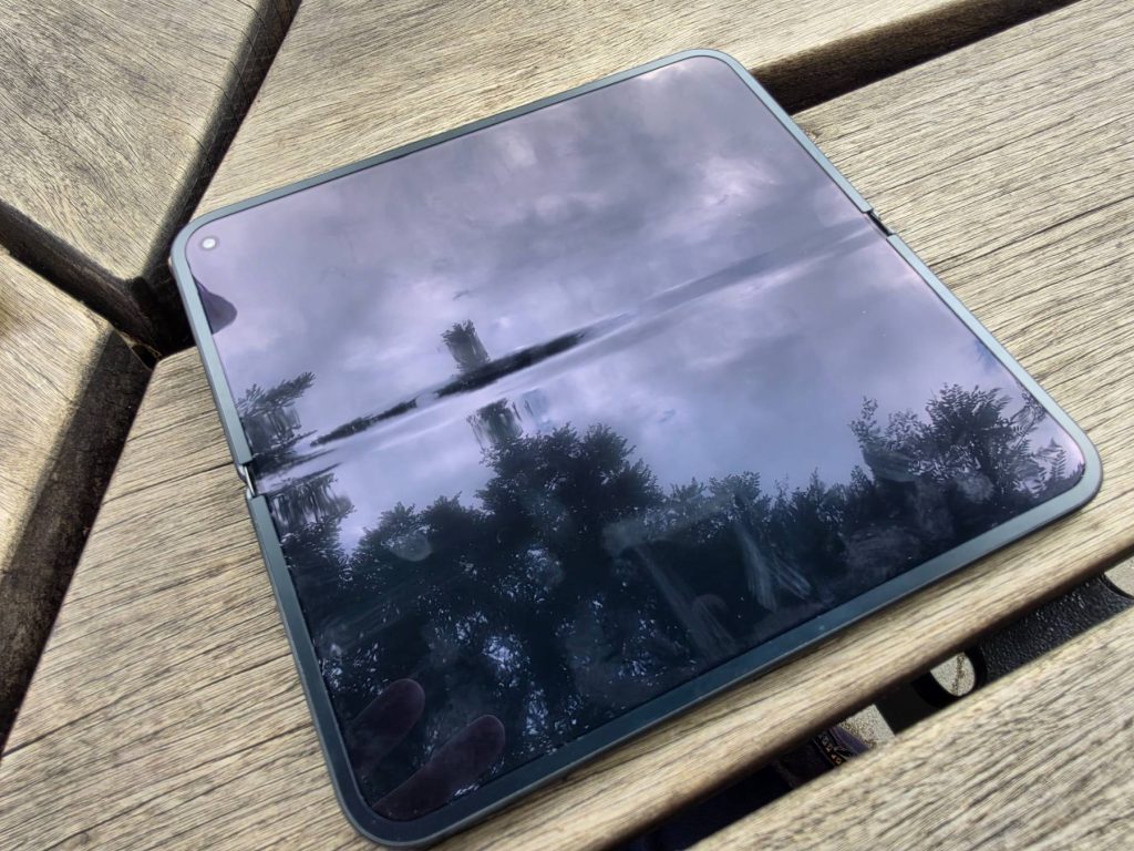 Écran intérieur déplié du Pixel 11 Pro Fold avec la pliure centrale visible dans les reflets.