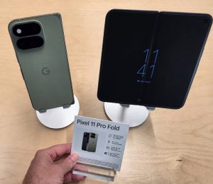 Google Pixel 11 Pro Fold Olive présenté de dos et avec son écran intérieur déplié