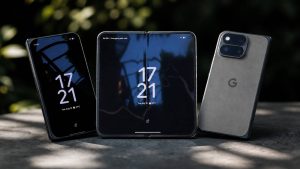 Montage du Google Pixel 11 Pro Fold fermé, déplié et vu de dos avec son module photo.