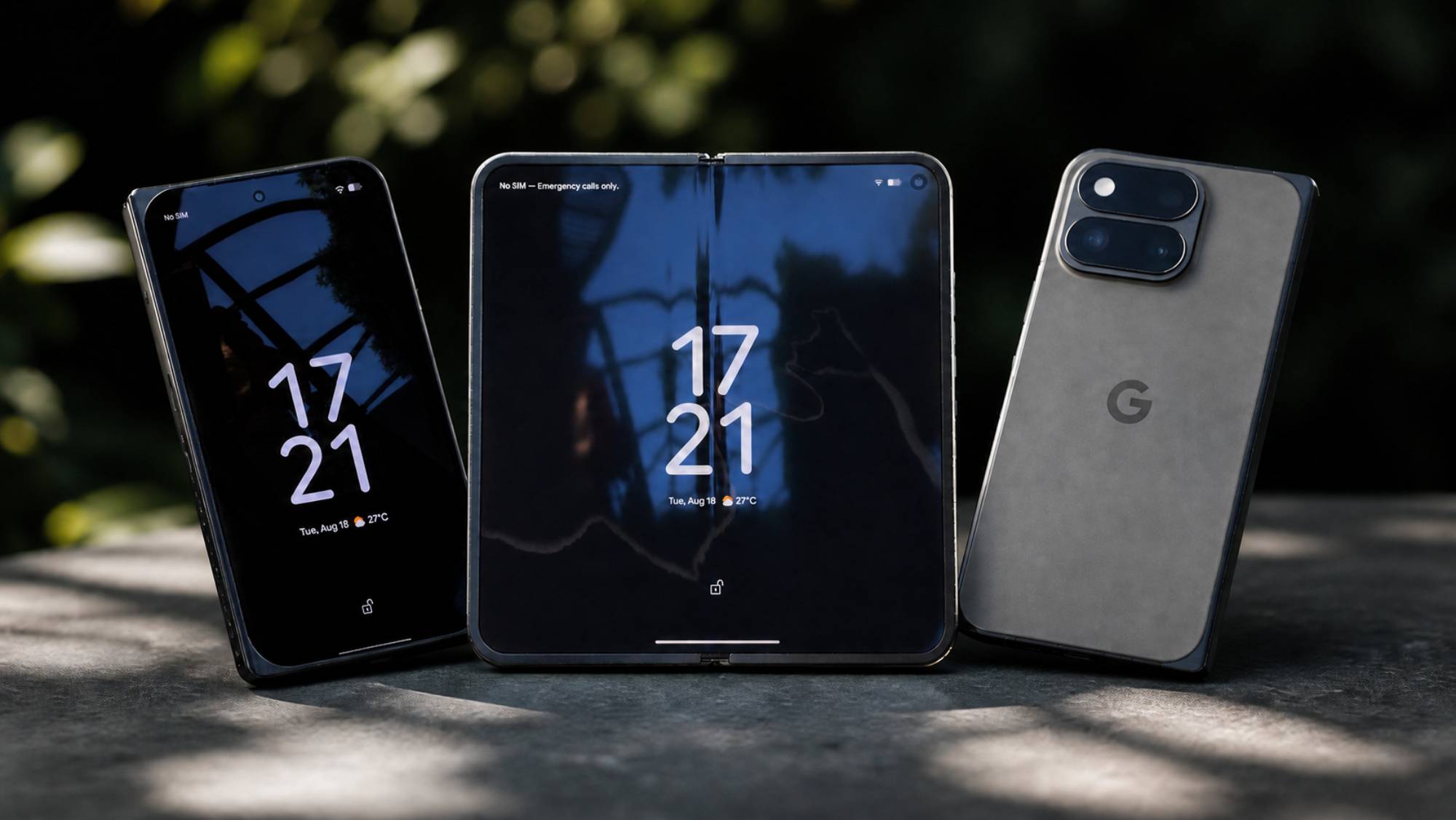 Montage du Google Pixel 11 Pro Fold fermé, déplié et vu de dos avec son module photo.