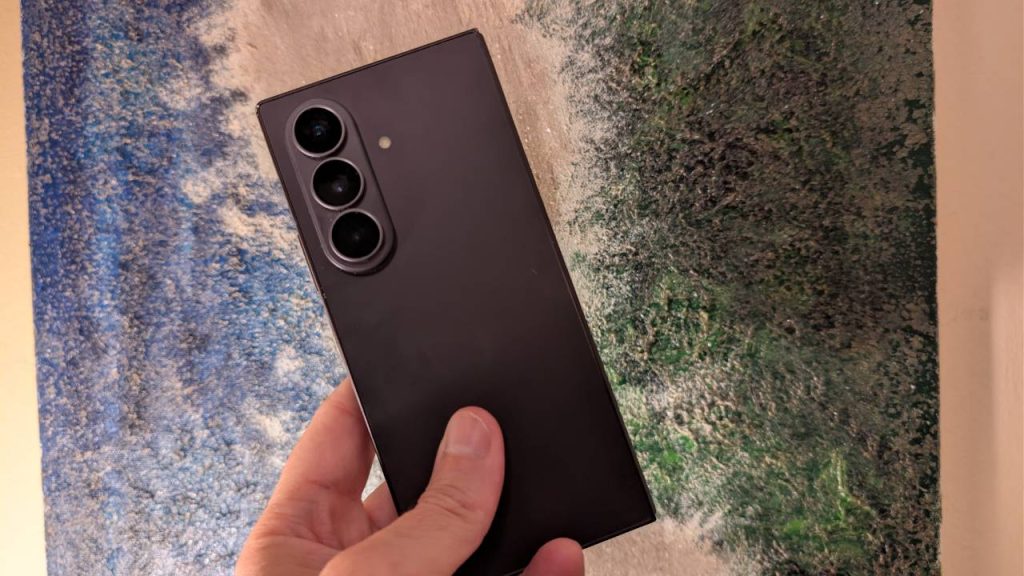 Dos du Samsung Galaxy Z Fold8 Ultra avec son module photo à trois caméras