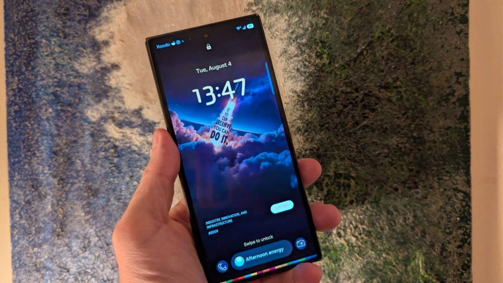 Écran externe du Samsung Galaxy Z Fold8 Ultra tenu en main à l’extérieur
