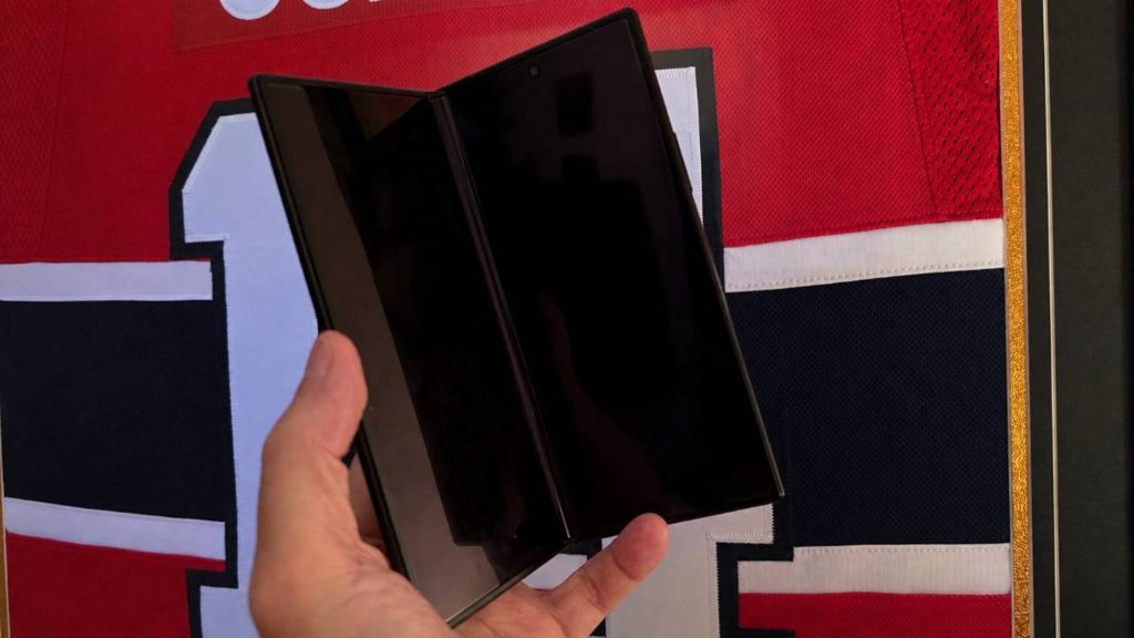 Samsung Galaxy Z Fold8 Ultra partiellement déplié, vu de face
