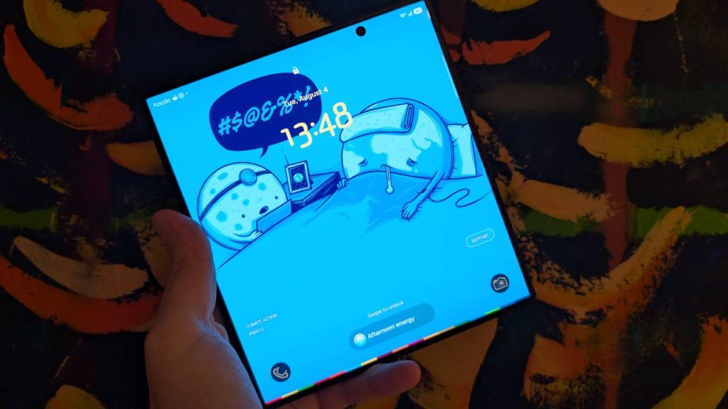Samsung Galaxy Z Fold8 Ultra déplié et tenu en main avec une application affichée