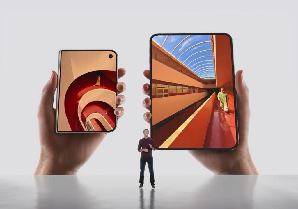 iPhone Duo présenté fermé avec son écran de 5,4 pouces et ouvert avec son écran pliable de 7,6 pouces
