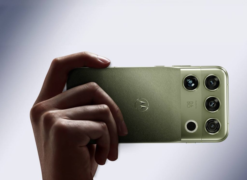 Motorola Signature 27 vert avec son système de caméras arrière
