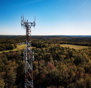 Antenne de télécommunication dans un paysage rural canadien.
