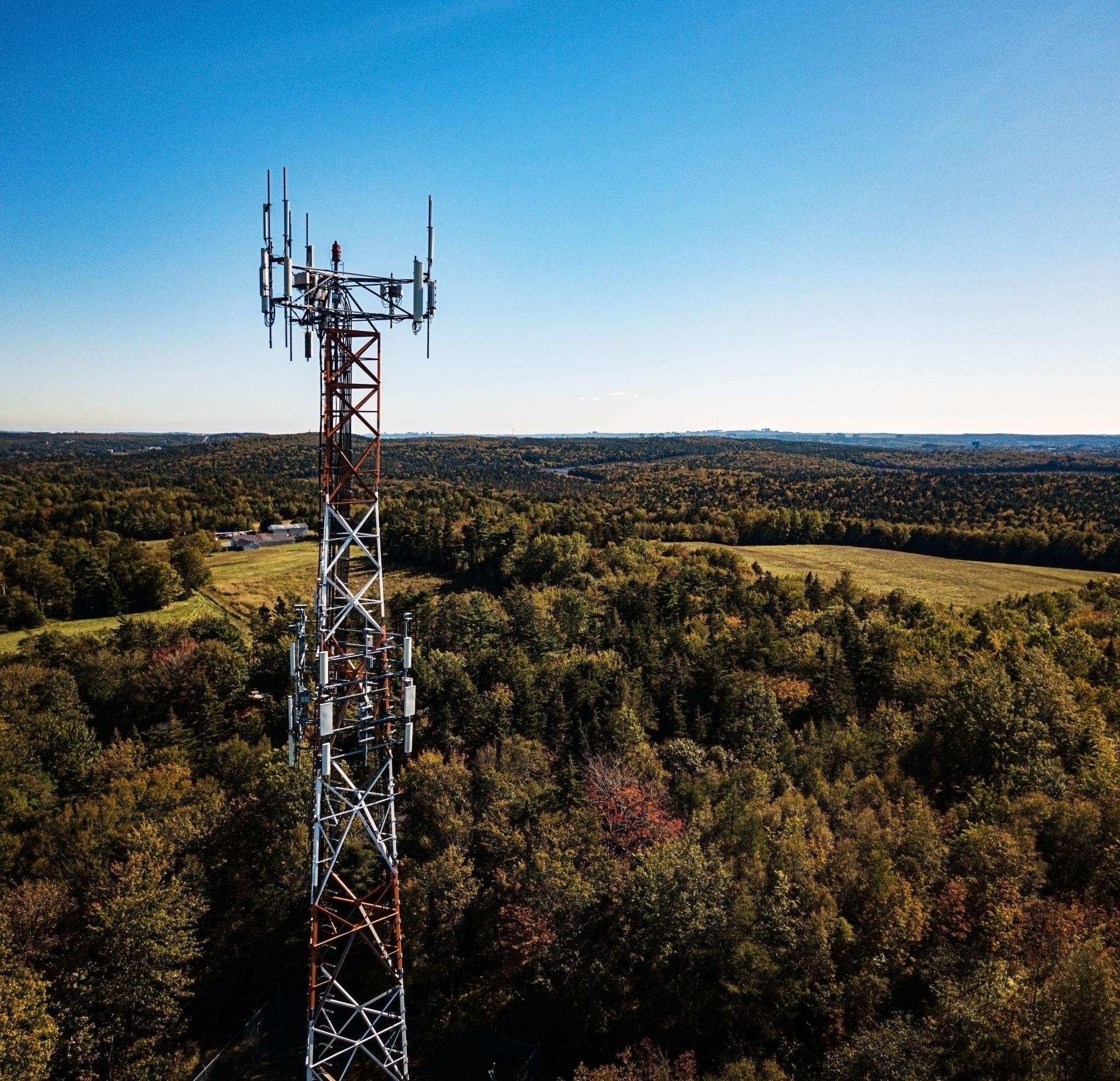 Antenne de télécommunication dans un paysage rural canadien.